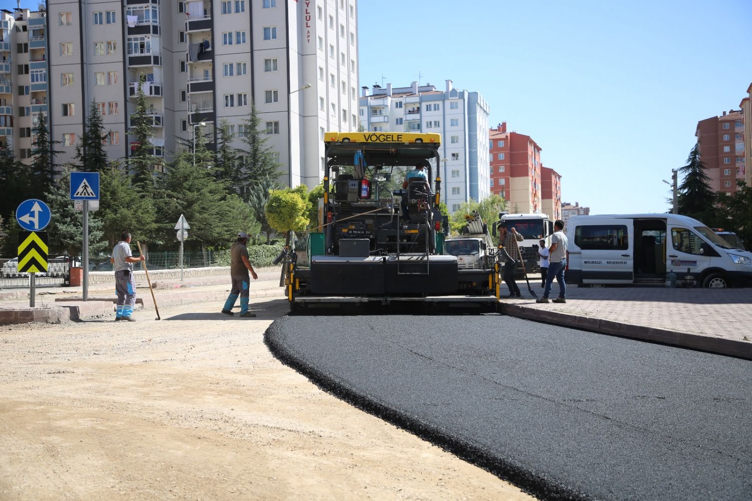 MELİKGAZİ'DE ASFALT ÇALIŞMASI YOĞUN TEMPODA DEVAM EDİYOR