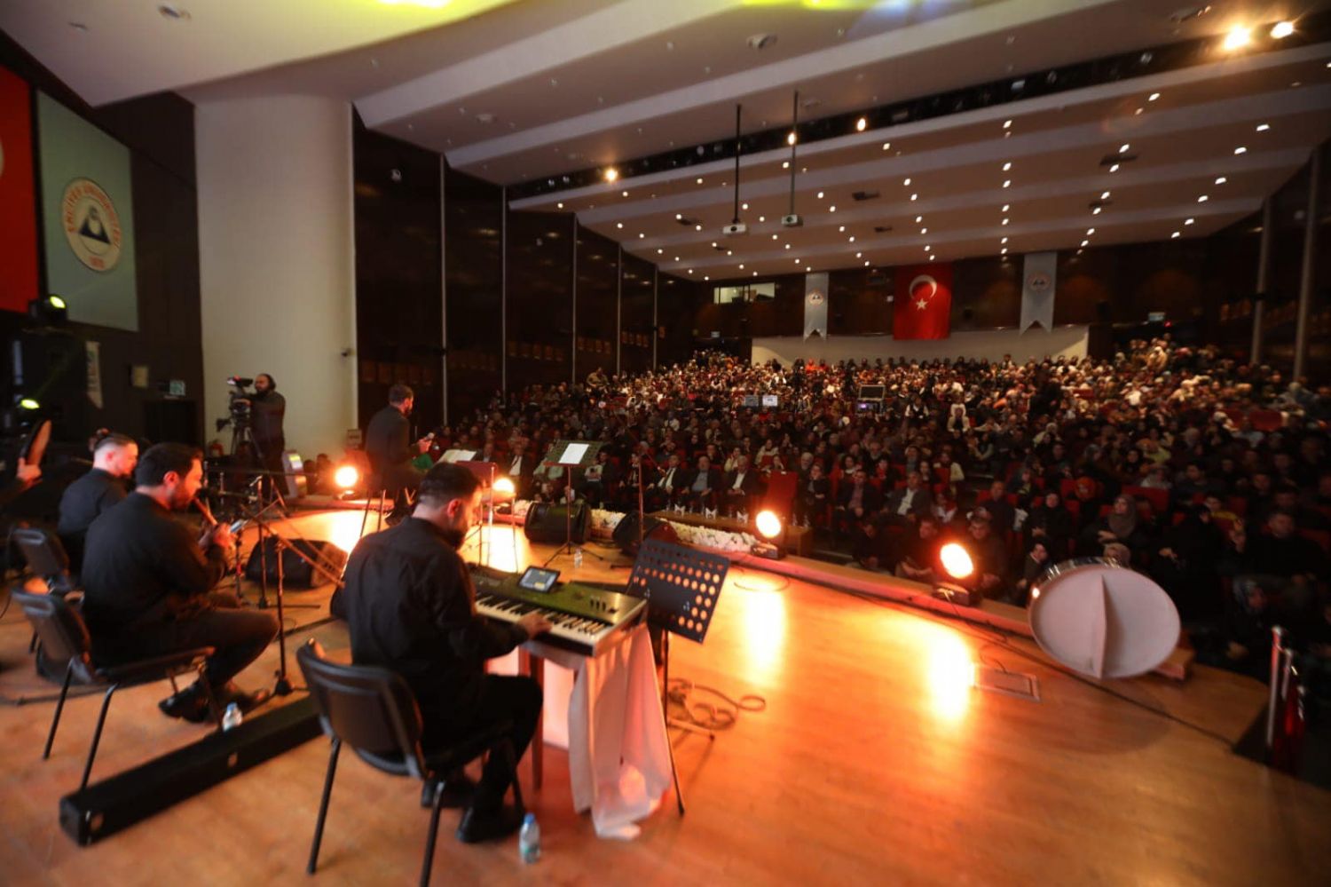 MELİKGAZİ'DE SONSUZLUK KERVANI İLE ŞİİR DOLU BİR GECE YAŞANDI