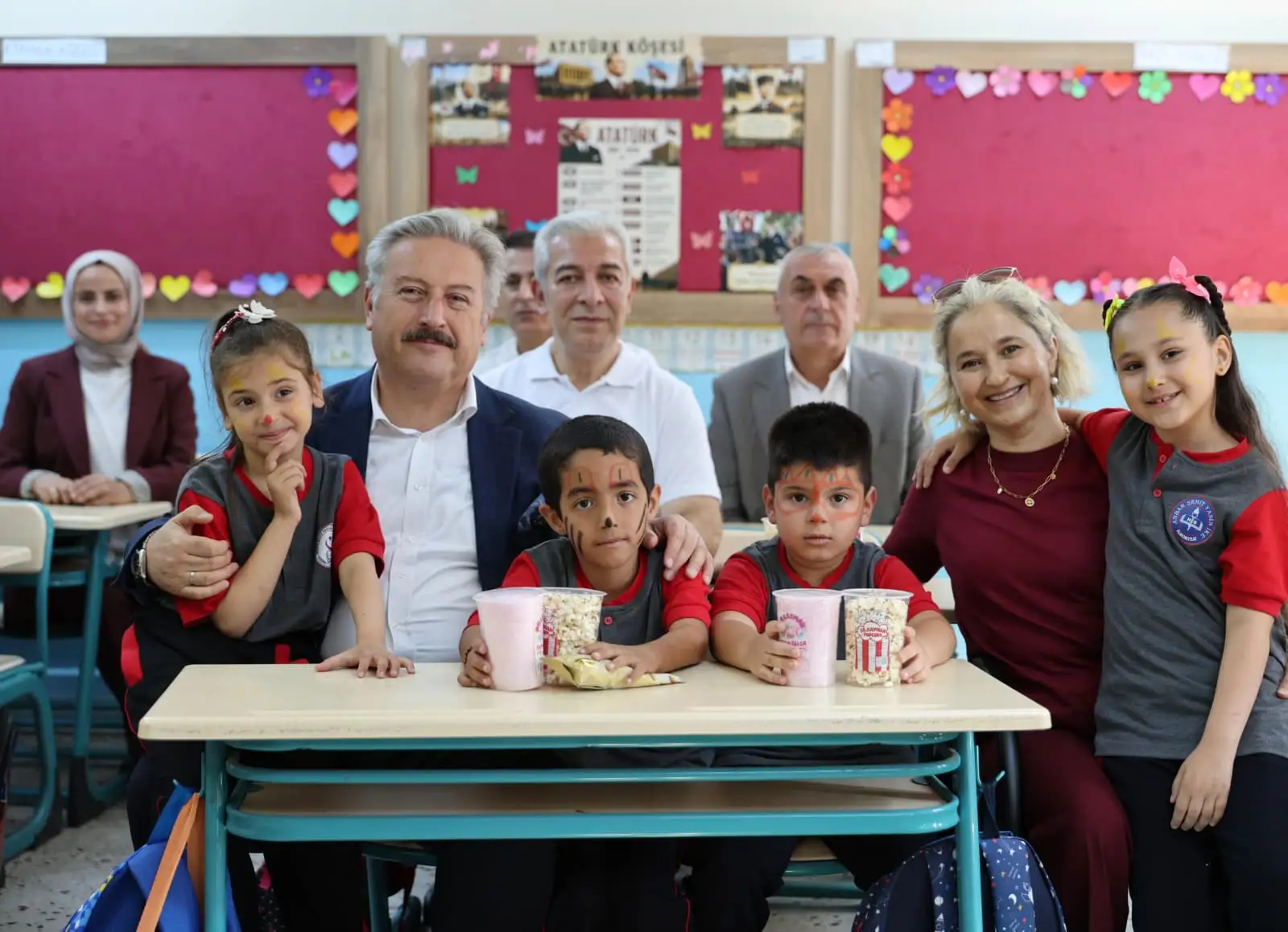 BAŞKAN PALANCIOĞLU ÖĞRENCİLERİN OKUL HEYECANINI PAYLAŞTI