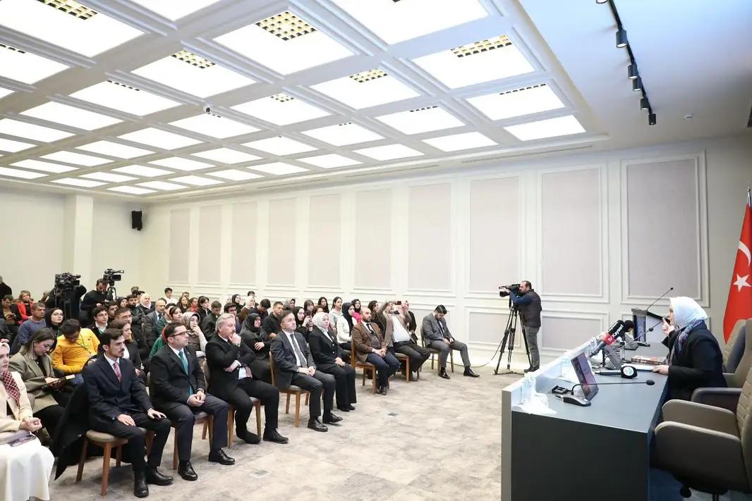 MİLLETVEKİLİ AYŞE BÖHÜRLER MEKTEP MELİKGAZİ'DE GENÇLERLE SÖYLEŞİ YAPTI
