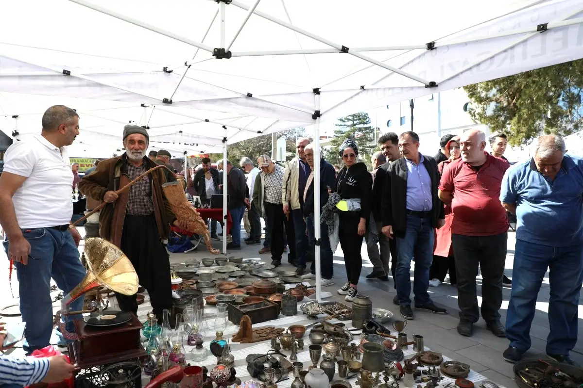 MELİKGAZİ’NİN ANTİKA PAZARI’NA YOĞUN İLGİ