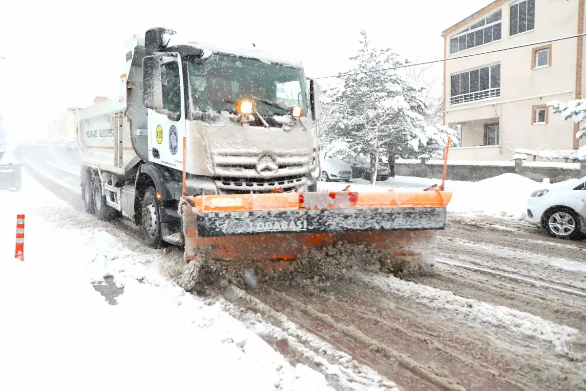 MELİKGAZİ BELEDİYESİ KARLA MÜCADELE ÇALIŞMALARINA ARALIKSIZ DEVAM EDİYOR