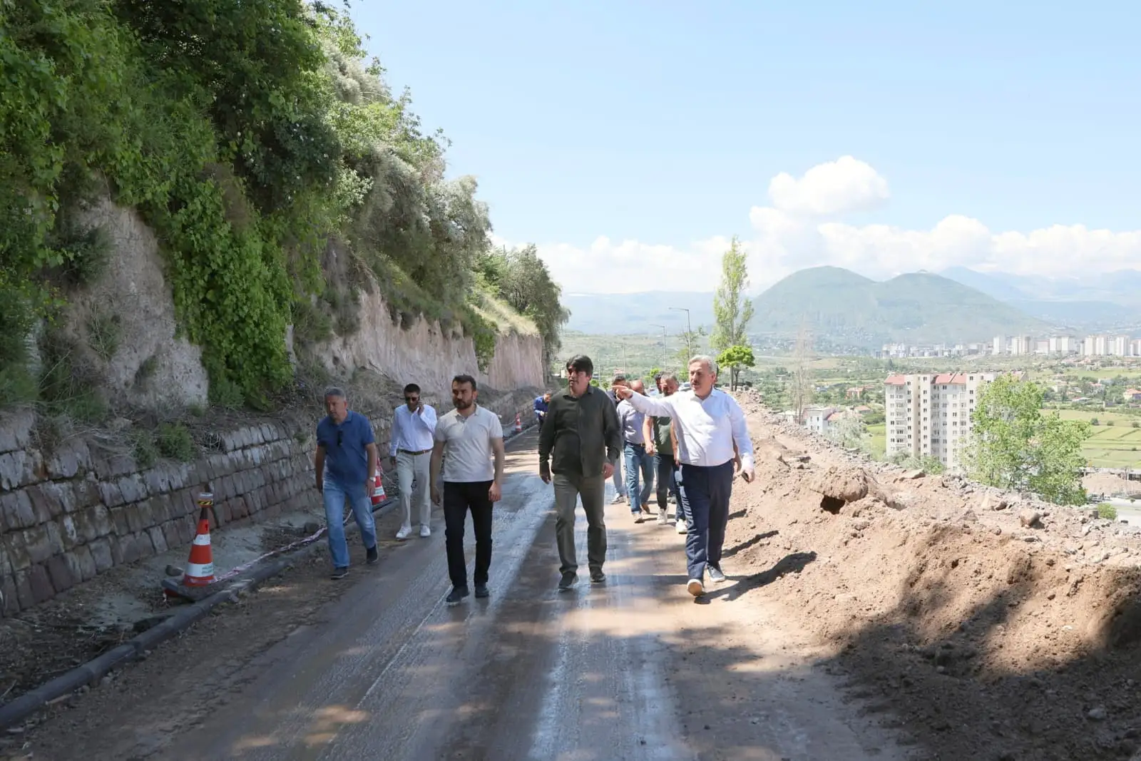 MELIKGAZI MUNICIPALITY PROVIDES URGENT INTERVENTION ON COLLAPSED RETAINING WALL IN MIMARSINAN NEIGHBORHOOD.